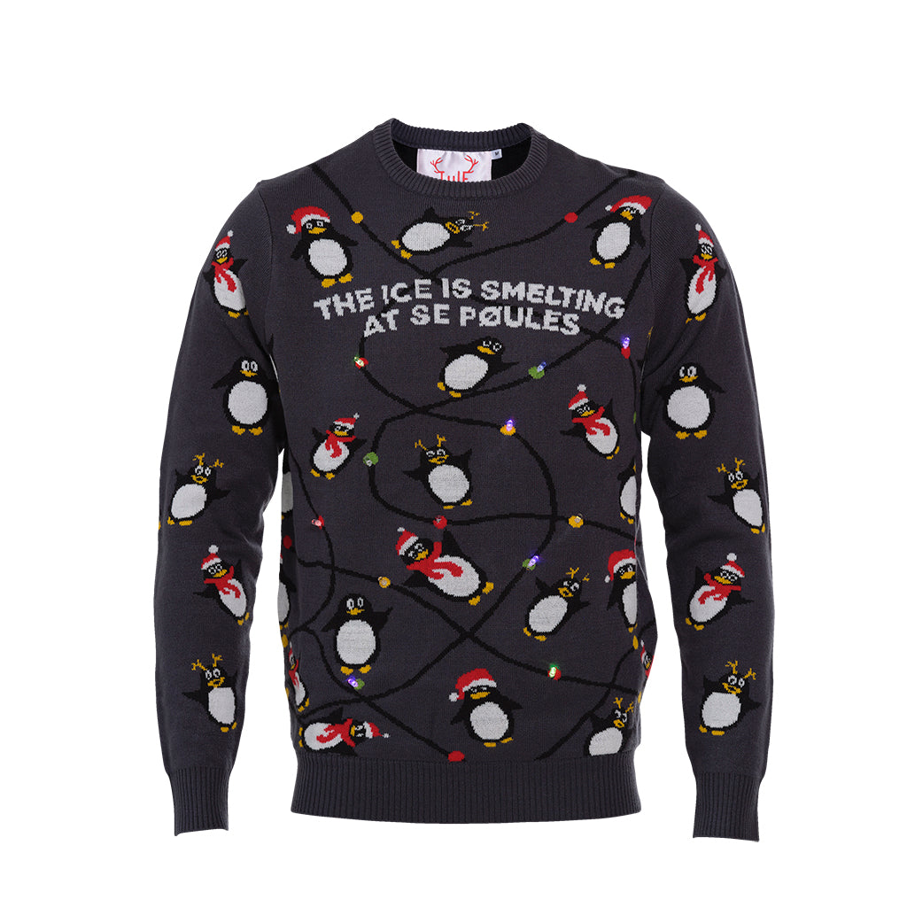 En julesweater med pingviner på.